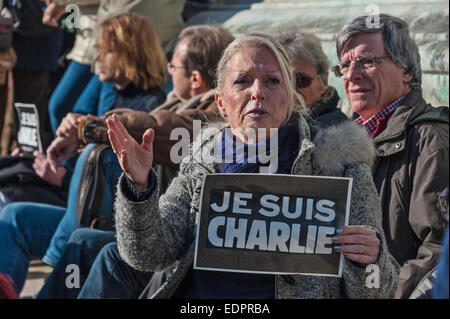 Ginevra, Svizzera. 8 gennaio 2015. Swiss giornalisti, scrittori e membri della penna internazionale di assistere ad una veglia a Ginevra's Place de Neuve per mostrare solidarietà con le vittime dell attentato contro Charlie Hebdo. Credito: Alistair Scott/Alamy Live News Foto Stock