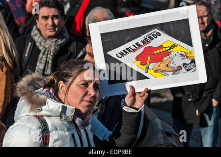 Ginevra, Svizzera. 8 gennaio 2015. Swiss giornalisti, scrittori e membri della penna internazionale di assistere ad una veglia a Ginevra's Place de Neuve per mostrare solidarietà con le vittime dell attentato contro Charlie Hebdo. Credito: Alistair Scott/Alamy Live News Foto Stock