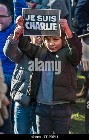 Ginevra, Svizzera. 8 gennaio 2015. Due bambini frequentano una veglia a Ginevra's Place de Neuve, tenendo in mano un poster per mostrare solidarietà con le vittime dell attentato contro Charlie Hebdo. Credito: Alistair Scott/Alamy Live News Foto Stock