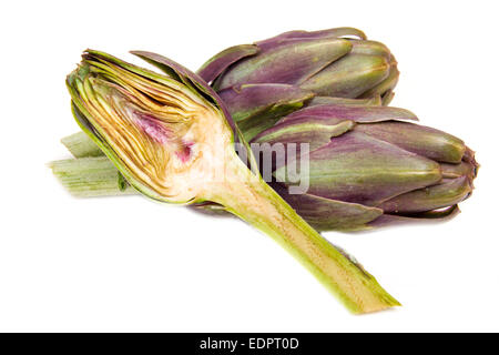 Carciofi tagliati a metà su sfondo bianco Foto Stock