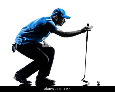 Un uomo golfista golf accovacciato in silhouette studio isolato su sfondo bianco Foto Stock