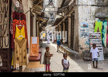 La popolazione locale su una tipica stradina in Stone Town Zanzibar Foto Stock