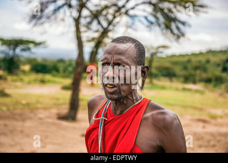 Ritratto di un africano gli uomini in posa nella sua tribù Masai village Foto Stock