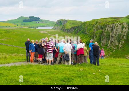 Gruppo di turisti a Rigg in acciaio del Vallo di Adriano Northumberland England Regno Unito Foto Stock
