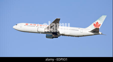 Air Canada Boeing 767 C-FPCA in partenza dall'aeroporto di Heathrow LHR Foto Stock