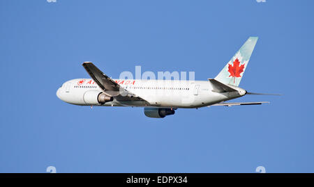 Air Canada Boeing 767 C-FPCA in partenza dall'aeroporto di Heathrow LHR Foto Stock