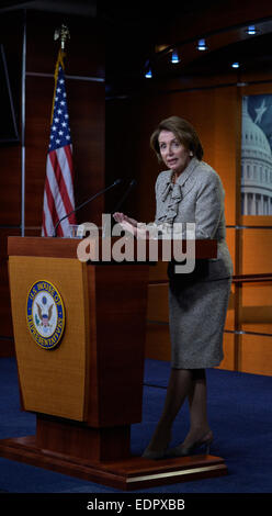 Washington, DC, Stati Uniti d'America. 8 Gen, 2015. Leader democratico degli Stati Uniti La camera dei rappresentanti Nancy Pelosi parla di una conferenza stampa a Capitol Hill a Washington DC, capitale degli Stati Uniti, 8 gennaio, 2015. Credito: Bao Dandan/Xinhua/Alamy Live News Foto Stock