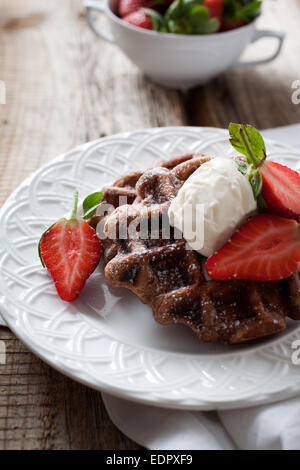Cialde belghe con gelato alla vaniglia e fragole Foto Stock
