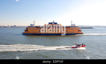 NEW YORK, NY, Stati Uniti d'America - 21 novembre 2012: Staten Island Ferry passa attraverso il porto di New York, NY, Stati Uniti d'America il 21 novembre 2012. Foto Stock