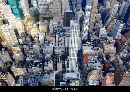 Una vista cadendo verso il basso nella midtown Manhattan con Bryant Park e la Quinta Avenue. Foto Stock