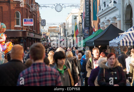 Una folla di gente che lo shopping di Natale nel centro di Ipswich, Suffolk, Inghilterra, Regno Unito Foto Stock