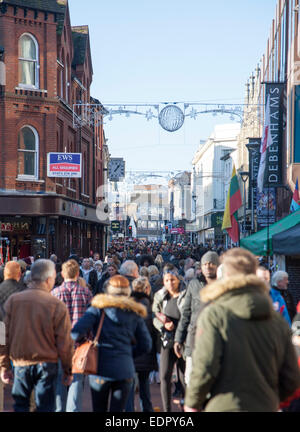 Una folla di gente che lo shopping di Natale nel centro di Ipswich, Suffolk, Inghilterra, Regno Unito Foto Stock