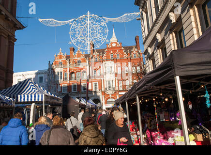 Una folla di gente che lo shopping di Natale nel centro di Ipswich, Suffolk, Inghilterra, Regno Unito Foto Stock