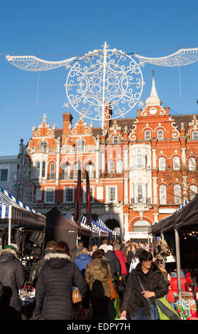 Una folla di gente che lo shopping di Natale nel centro di Ipswich, Suffolk, Inghilterra, Regno Unito Foto Stock