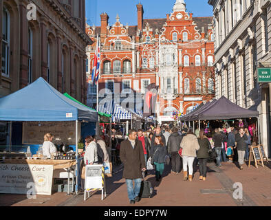 Una folla di gente che lo shopping di Natale nel centro di Ipswich, Suffolk, Inghilterra, Regno Unito Foto Stock