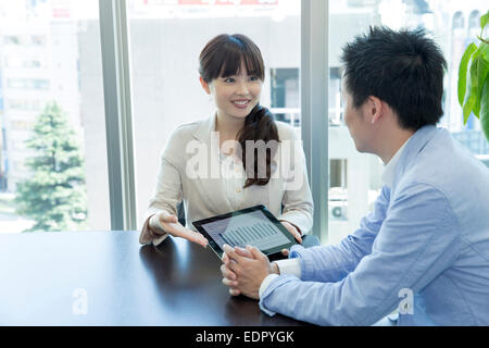 Due Persone in riunione Foto Stock