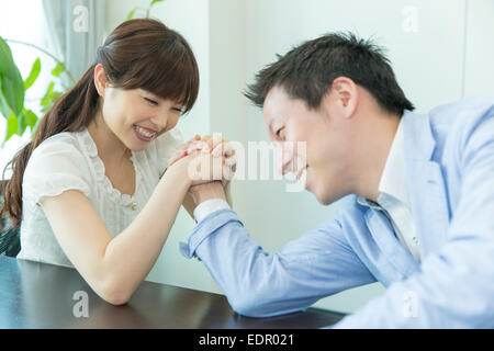 Donna e uomo di wrestling del braccio Foto Stock