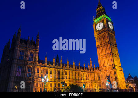 Vista notturna del Big Ben di Londra, Regno Unito Foto Stock