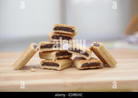 Pila di figg newton su un tagliere di legno Foto Stock