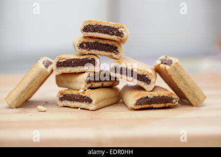 Pila di figg newton su un tagliere di legno Foto Stock