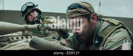 American Sniper è un 2014 American Biographical film d'azione diretto da Clint Eastwood e scritto da jason Dean Hall. Esso è basato su Chris Kyle's autobiografia American Sniper: Autobiografia di più letali Sniper NEGLI STATI UNITI Storia militare e stelle Bradley Cooper e Sienna Miller con Luke Grimes, Kyle Gallner, Sam Jaeger, Jake McDorman e Cory Hardrict in ruoli di supporto. Foto Stock