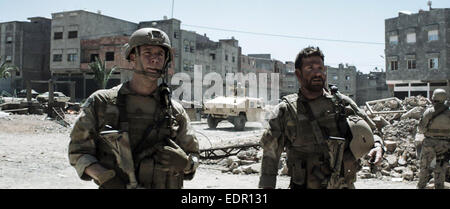 American Sniper è un 2014 American Biographical film d'azione diretto da Clint Eastwood e scritto da jason Dean Hall. Esso è basato su Chris Kyle's autobiografia American Sniper: Autobiografia di più letali Sniper NEGLI STATI UNITI Storia militare e stelle Bradley Cooper e Sienna Miller con Luke Grimes, Kyle Gallner, Sam Jaeger, Jake McDorman e Cory Hardrict in ruoli di supporto. Foto Stock