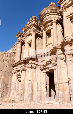 Petra (in arabo: البتراء, Al-Batrāʾ; Greco antico: Πέτρα) è un patrimonio storico e archeologico della città nel sud del gover Giordani Foto Stock