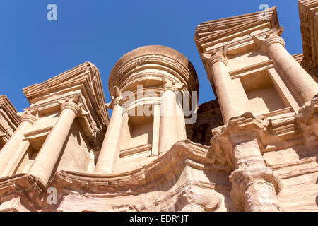 Petra (in arabo: البتراء, Al-Batrāʾ; Greco antico: Πέτρα) è un patrimonio storico e archeologico della città nel sud del gover Giordani Foto Stock