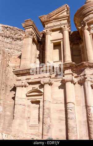 Petra (in arabo: البتراء, Al-Batrāʾ; Greco antico: Πέτρα) è un patrimonio storico e archeologico della città nel sud del gover Giordani Foto Stock