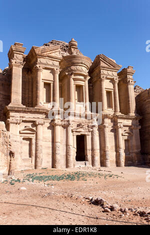 Petra (in arabo: البتراء, Al-Batrāʾ; Greco antico: Πέτρα) è un patrimonio storico e archeologico della città nel sud del gover Giordani Foto Stock