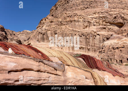 Petra (in arabo: البتراء, Al-Batrāʾ; Greco antico: Πέτρα) è un patrimonio storico e archeologico della città nel sud del gover Giordani Foto Stock