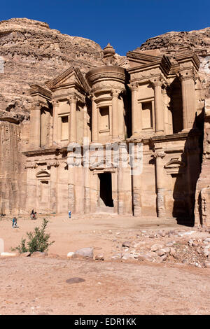 Petra (in arabo: البتراء, Al-Batrāʾ; Greco antico: Πέτρα) è un patrimonio storico e archeologico della città nel sud del gover Giordani Foto Stock