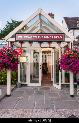 Un semi-pub rurale utilizzato anche come un ufficio postale. Aldermaston, Berkshire, Inghilterra, GB, UK. Foto Stock