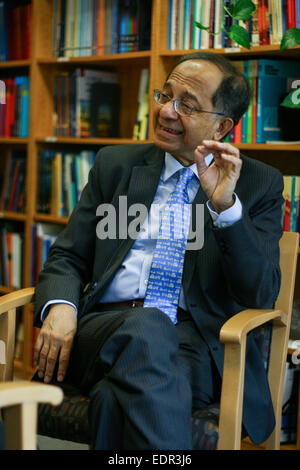 Washington, DC, Stati Uniti d'America. Il 7 gennaio, 2015. Kaushik Basu, senior vice presidente e capo economista della Banca Mondiale, parla durante una intervista esclusiva con Xinhua in Washington, DC, Stati Uniti, 7 gennaio 2015. © Qi Xing/Xinhua/Alamy Live News Foto Stock