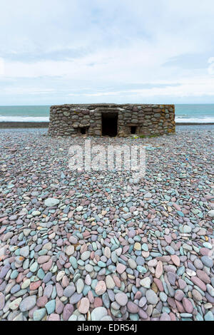 Torretta Mitragliatrice emplacements dalla II guerra mondiale di difesa costiera Bossington sulla spiaggia a Exmoor, Somerset, Regno Unito Foto Stock