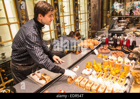 Dolci e torte presso il Cafe Pouchkine,un russo Cafe ramo con un cuoco francese al piano terra di Printemps Department Store, Parigi Foto Stock