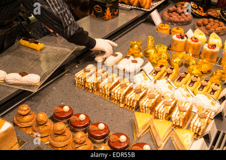 Dolci e torte presso il Cafe Pouchkine,un russo Cafe ramo con un cuoco francese al piano terra di Printemps Department Store, Parigi Foto Stock