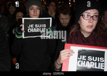 Londra, UK, 8 Gennaio 2015 : Centinaia di musicisti preforme noi non Taceremo' nella solidarietà di Charlie Hebdo attentato in francese in Trafalgar Square a Londra. Foto di vedere Li/Alamy Live News Foto Stock