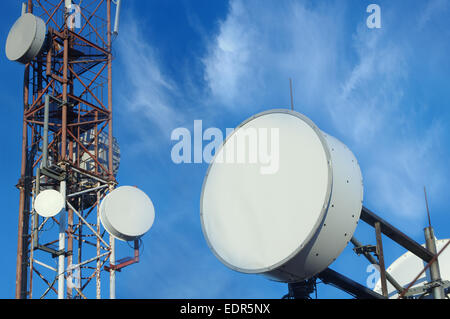 Montante di telecomunicazione antenne TV con cielo blu al mattino Foto Stock