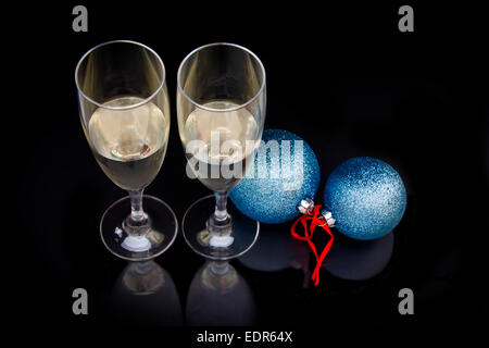 Flauto e palle di Natale che si riflettono su uno sfondo nero Foto Stock