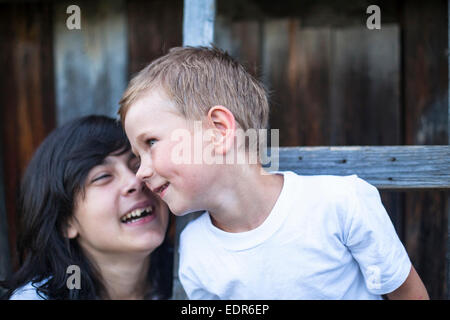 Little Boy gioca con la sua sorella in esterni. Foto Stock