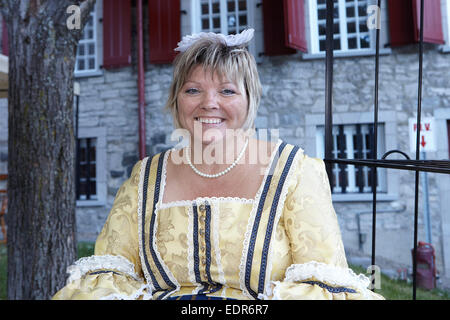 La donna nel suo xviii secolo abiti per la Fête de la Nouvelle France nella città di Québec Foto Stock