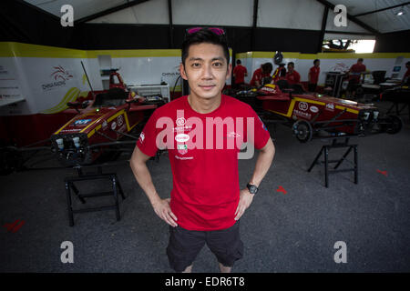 Buenos Aires, Argentina. 8 Gen, 2015. Driver cinese Ho-Pin Tung della Cina racing team pone nell area dei box del Circuito di strada a Buenos Aires, Argentina, 8 gennaio, 2015. Il Grand Prix di Formula e scollegherà il 10 gennaio a Buenos Aires, coinvolgendo 20 piloti con i veicoli elettrici. © Martin Zabala/Xinhua/Alamy Live News Foto Stock