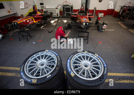 Buenos Aires, Argentina. 8 Gen, 2015. Un membro della Cina racing team lavora con un auto elettrica nell area dei box del Circuito di strada a Buenos Aires, Argentina, 8 gennaio, 2015. Il Grand Prix di Formula e scollegherà il 10 gennaio a Buenos Aires, coinvolgendo 20 piloti con i veicoli elettrici. © Martin Zabala/Xinhua/Alamy Live News Foto Stock