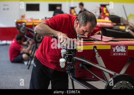 Buenos Aires, Argentina. 8 Gen, 2015. Un membro della Cina racing team lavora con un auto elettrica nell area dei box del Circuito di strada a Buenos Aires, Argentina, 8 gennaio, 2015. Il Grand Prix di Formula e scollegherà il 10 gennaio a Buenos Aires, coinvolgendo 20 piloti con i veicoli elettrici. © Martin Zabala/Xinhua/Alamy Live News Foto Stock