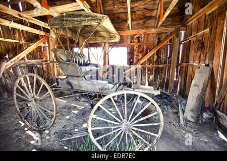 Questo raffinato ben conservato il trasporto del tardo 1880, si siede in un hangar coperto in Bodie villaggio storico. Foto Stock