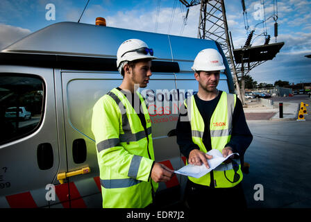 Southern Gas Gas di rete lavoratori guardando al piano del sito in Milton Keynes, Oxfordshire Foto Stock