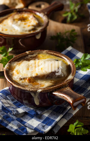 In casa zuppa di cipolle alla francese con formaggio e pane tostato Foto Stock