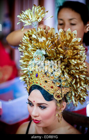 Tarditional Balinese testa di donna abito. Ubud, Denpasar, Bali, Indonesia Foto Stock