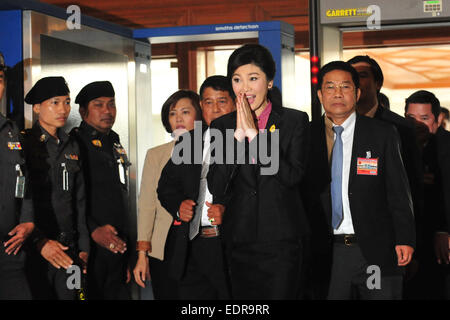 Bangkok. Il 9 gennaio, 2015. Ex primo ministro tailandese Shinawatra Yingluck (C) arriva all'edificio del parlamento a Bangkok Gen 9, 2015. Il Thai Assemblea nazionale legislativa è impostato per aprire un caso di impeachment contro Yingluck Shinawatra ha il venerdì e lei dovrebbe fornire una dichiarazione della difesa. Yingluck è accusato di abbandono del dazio nella supervisione di un controverso del riso pledging regime. Credito: Rachen Sageamsak/Xinhua/Alamy Live News Foto Stock